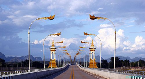 เช่ารถตู้นครพนม ชมสะพานมิตรภาพไทยลาวสวยที่สุดจากจังหวัดนครพนม